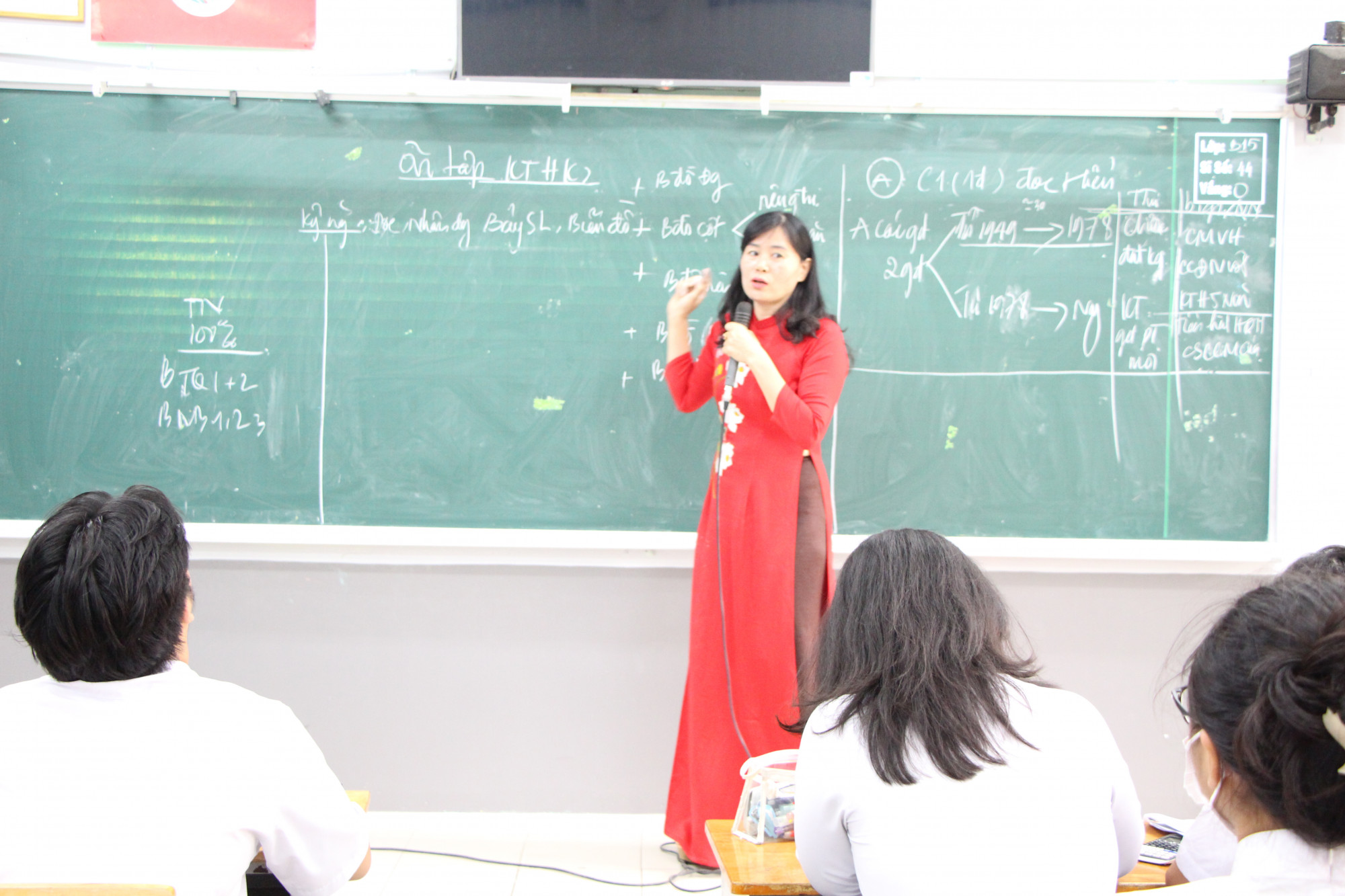 Giáo viên Trường THPT Phú Nhuận (quận Phú Nhuận) trong một giờ dạy 