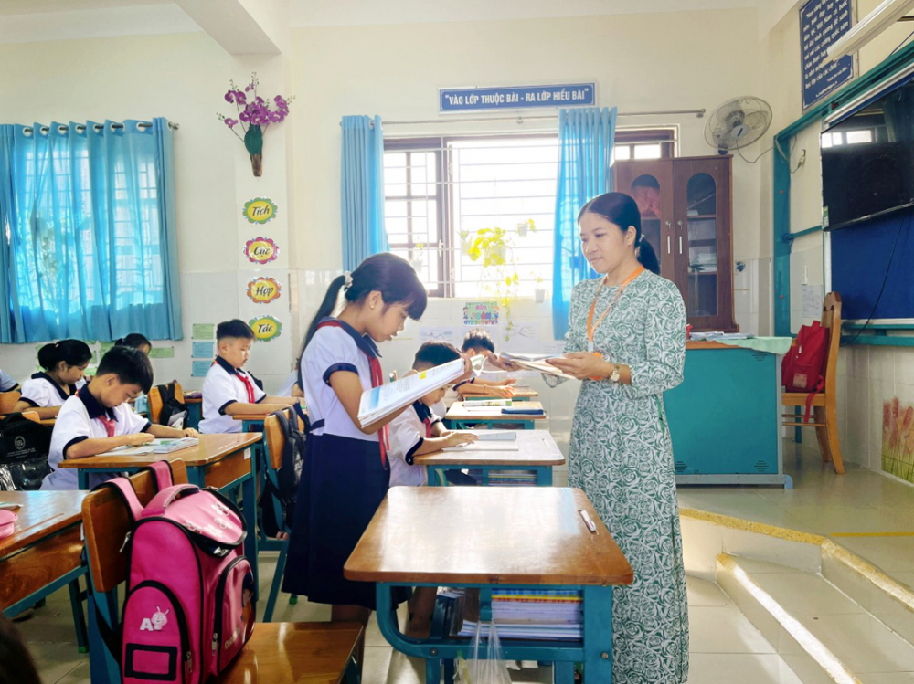 Cô Đinh Thị Huyền Mơ luôn dành sự quan tâm đặc biệt cho học sinh của mình - Ảnh: T.T.