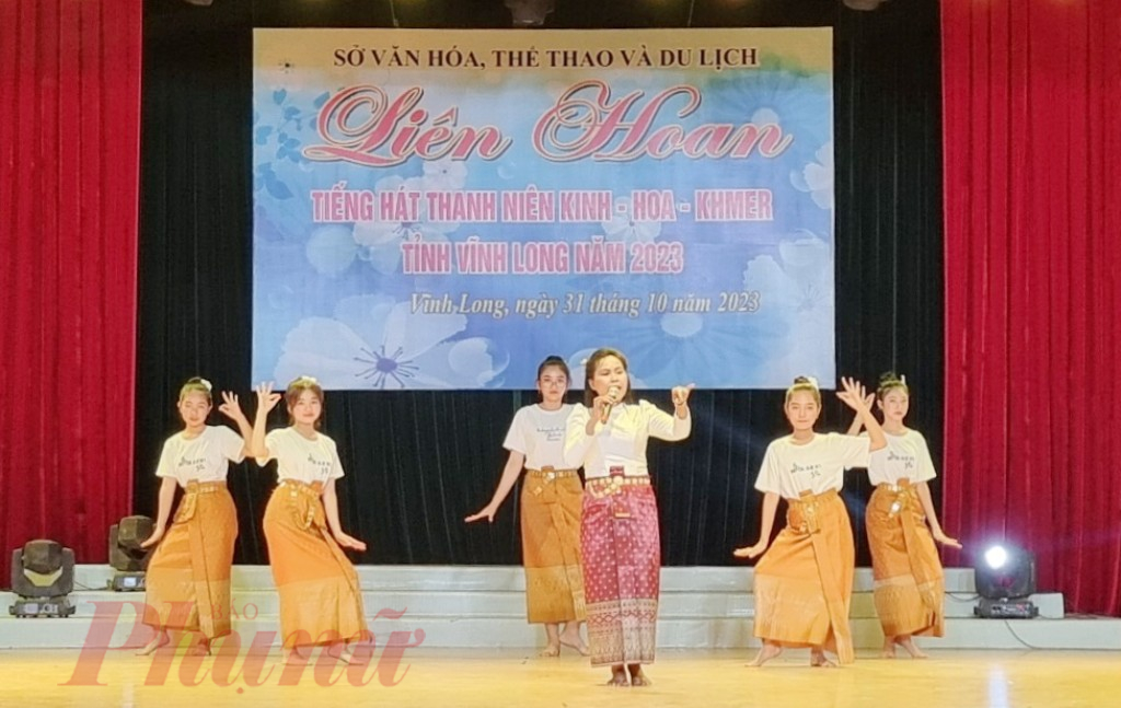 Một tiết mục biểu diễn tại liên hoan tiếng hát thanh niên Kinh - Hoa - Khmer