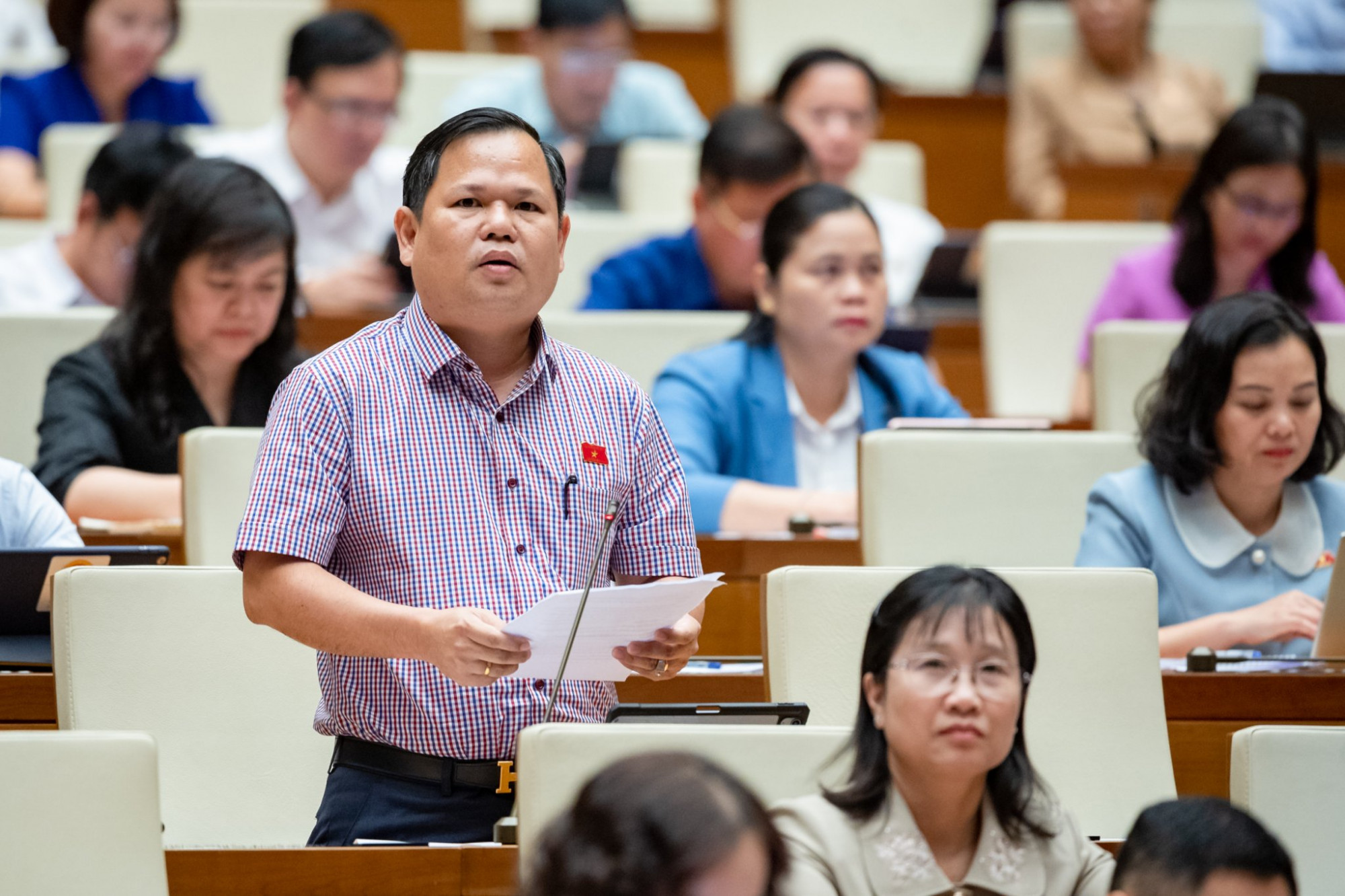 ĐBQH Nguyễn Duy Thanh không tán thành quan điểm để Bộ GD-ĐT biên soạn một bộ SGK chung vì lo ngại có thể quay lại tình trạng độc quyền