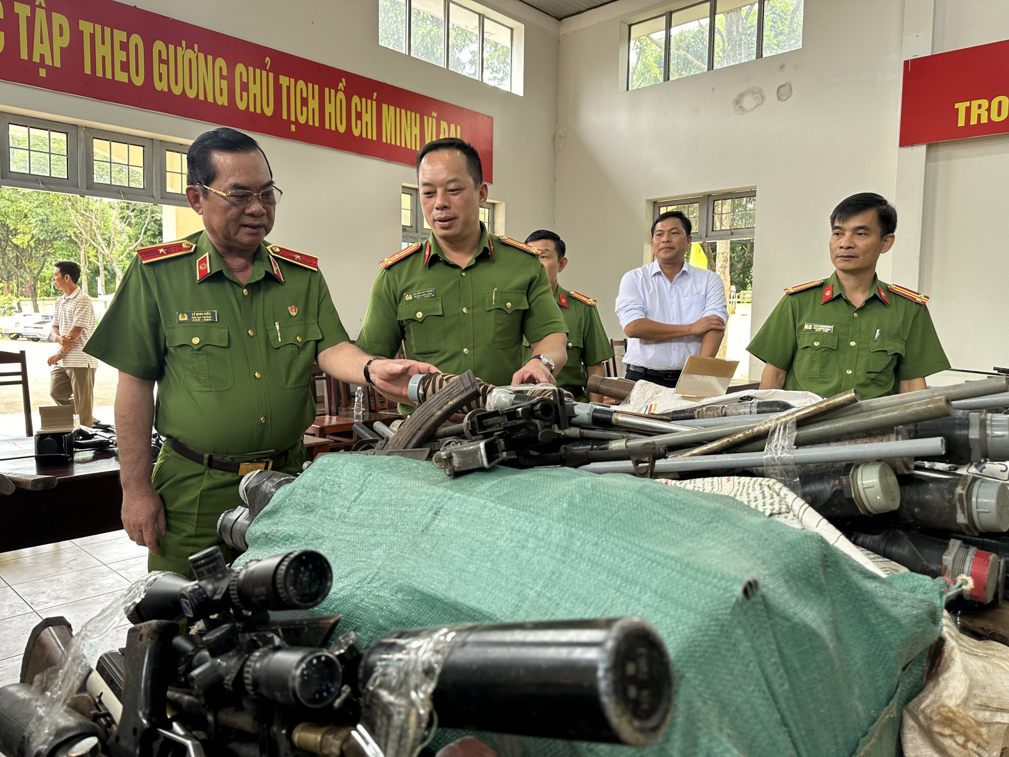 Theo cơ quan công an, nhờ nhiều cách làm hay trong việc vận động nên rất nhiều người dân đã tự nguyện giao nộp vũ khí