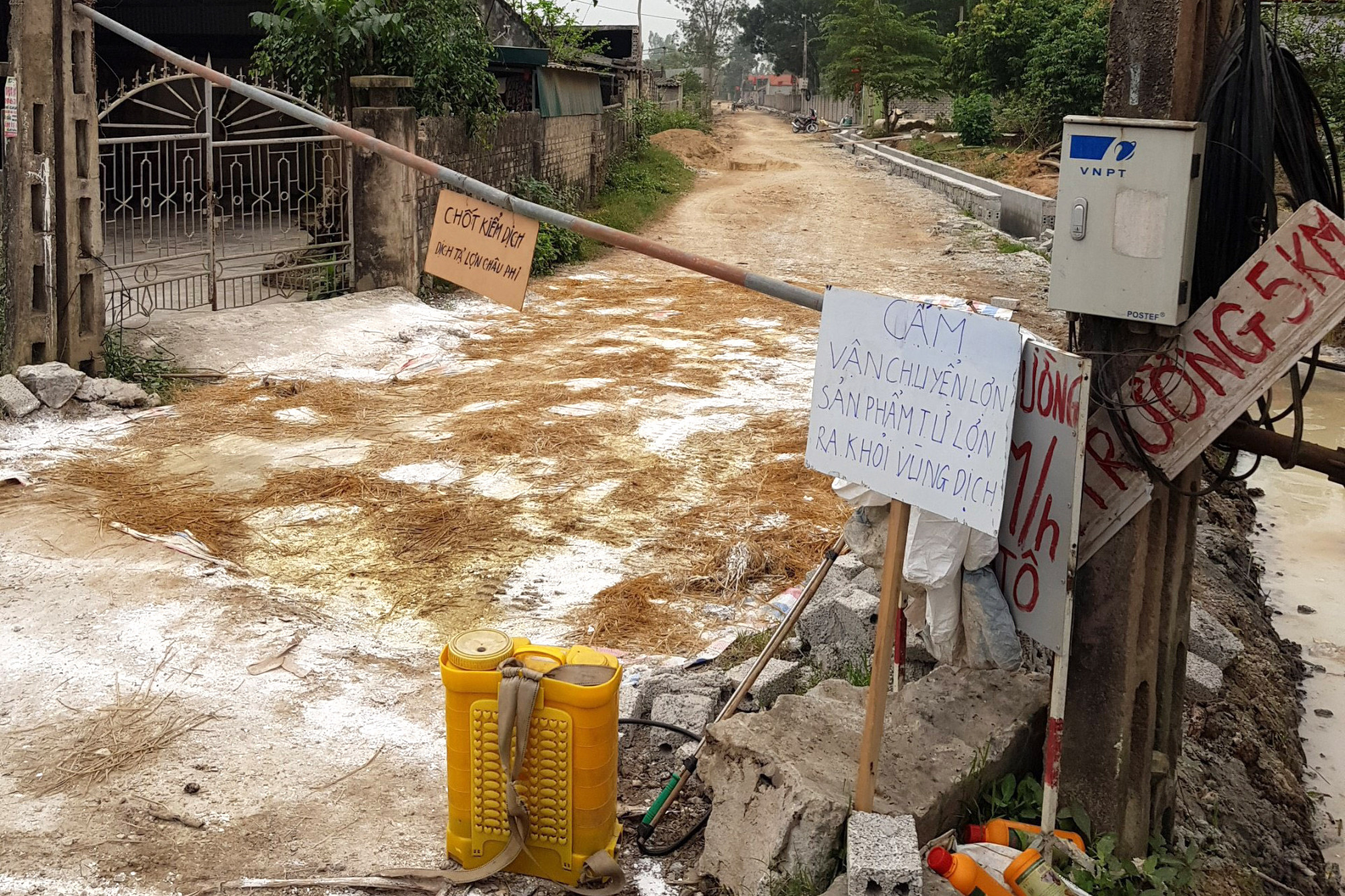 Một số ổ dịch được chính quyền kiểm soát chặt tránh làm lây lan dịch ra bên ngoài - Ảnh: Khánh Trung