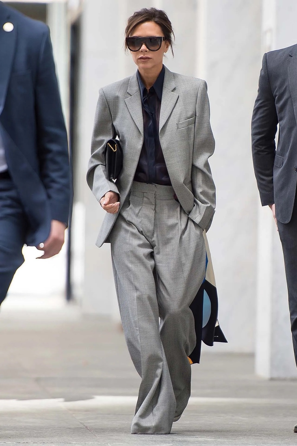 Bà mẹ 4 con Victoria Beckham cũng là nguồn cảm hứng cho phong cách ''rich mom''. Cô thường chọn mặc những bộ suit được may đo vừa vặn, quần ống loe cổ điển, áo sơ mi thụng được phối rất ăn ý từ màu sắc đến họa tiết.