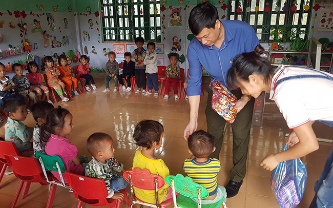 Bộ trưởng Nguyễn Kim Sơn trăn trở vì tình trạng thiếu giáo viên, đặc biệt là giáo viên mầm non khi lương thấp, công việc vất vả