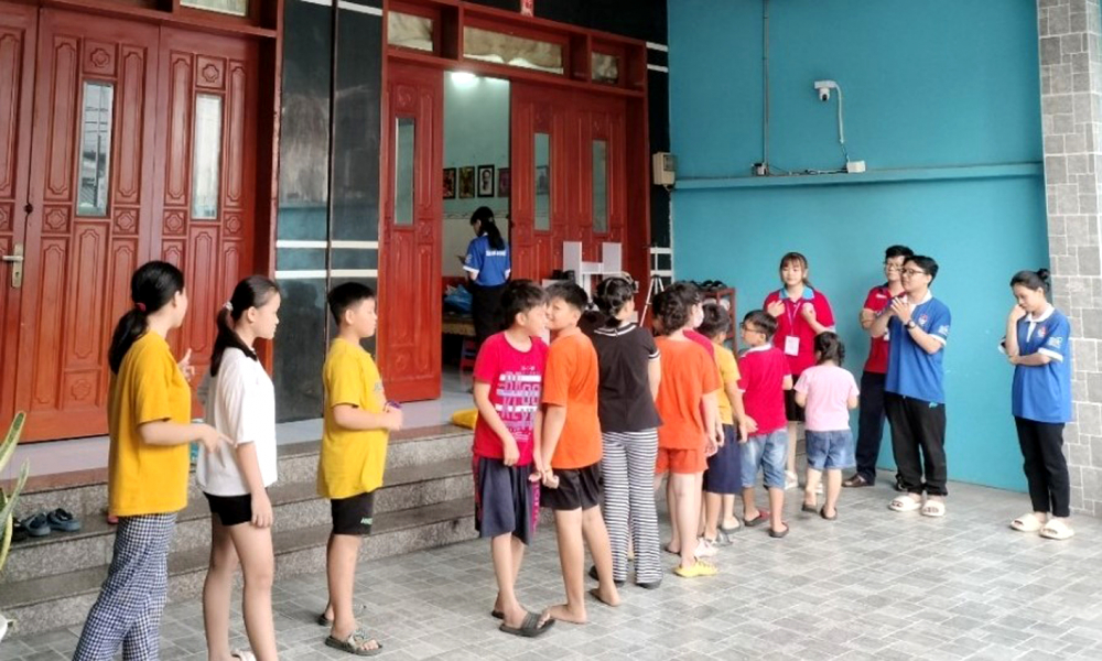 Không chỉ dạy kiến thức, lớp học của Nguyễn Thiên Phú (thứ hai từ phải sang) còn cung cấp nhiều kỹ năng sống cho học sinh - ẢNH: T.T.