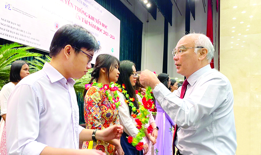 Ông Phan Nguyễn Như Khuê - Trưởng ban Tuyên giáo Thành ủy TPHCM - trao học bổng khuyến tài 2023-2024 cho các sinh viên khó khăn