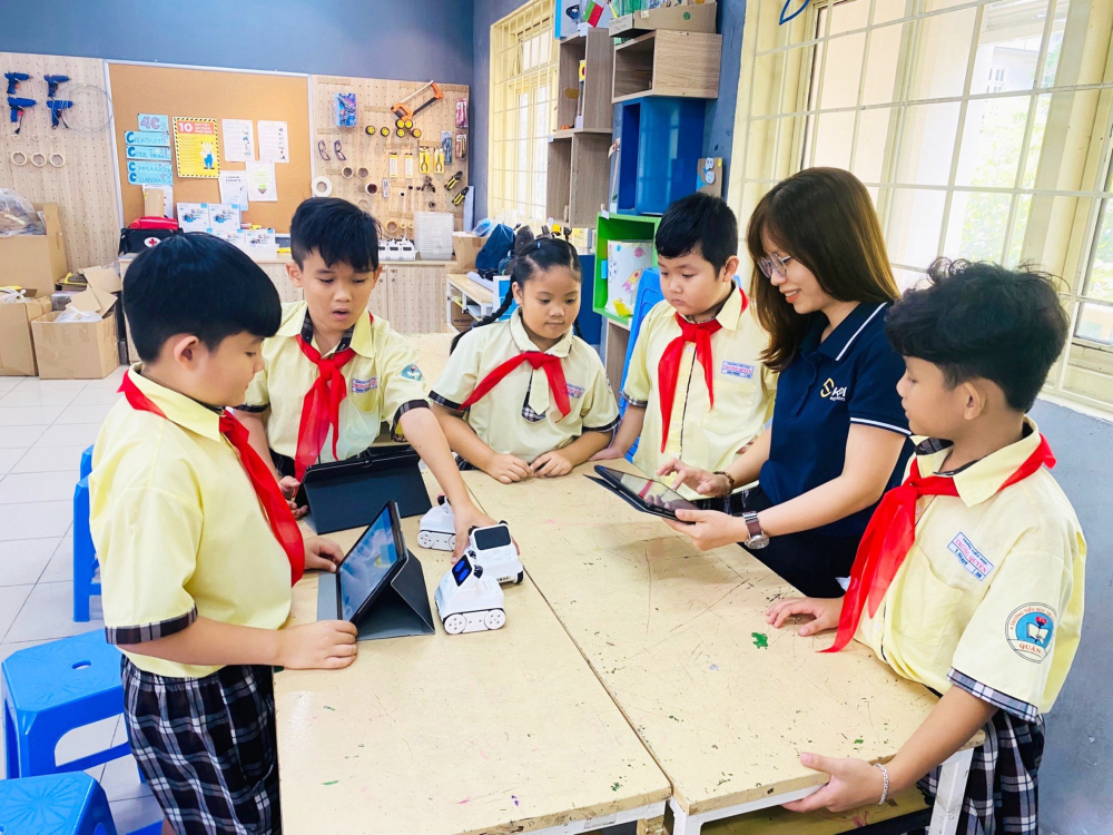 Giáo viên Trường tiểu học Trương Quyền (quận 3, TPHCM) dạy học sinh môn STEM (khoa học, công nghệ, kỹ thuật, toán) - ẢNH: MINH LINH