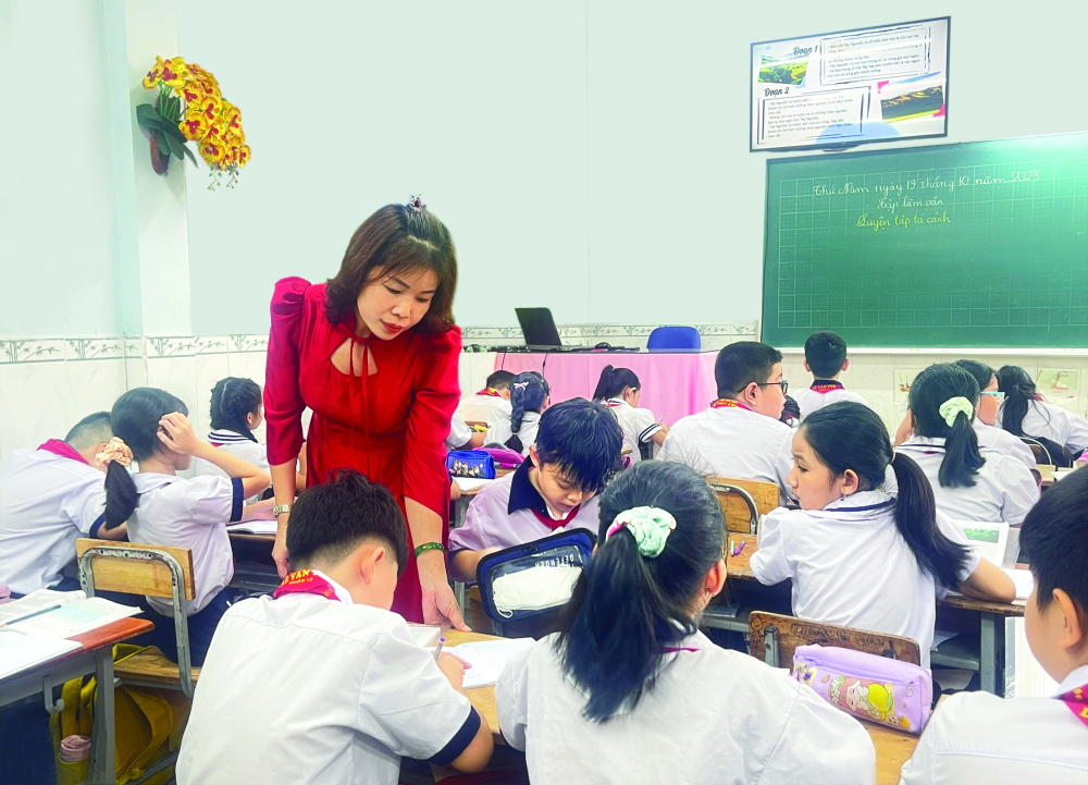 Cô Đinh Thị Nhài - giáo viên Trường tiểu học Lê Văn Thọ (quận 12, TPHCM) - trong giờ dạy môn tiếng Việt cho học sinh lớp Năm ẢNH: N.L.