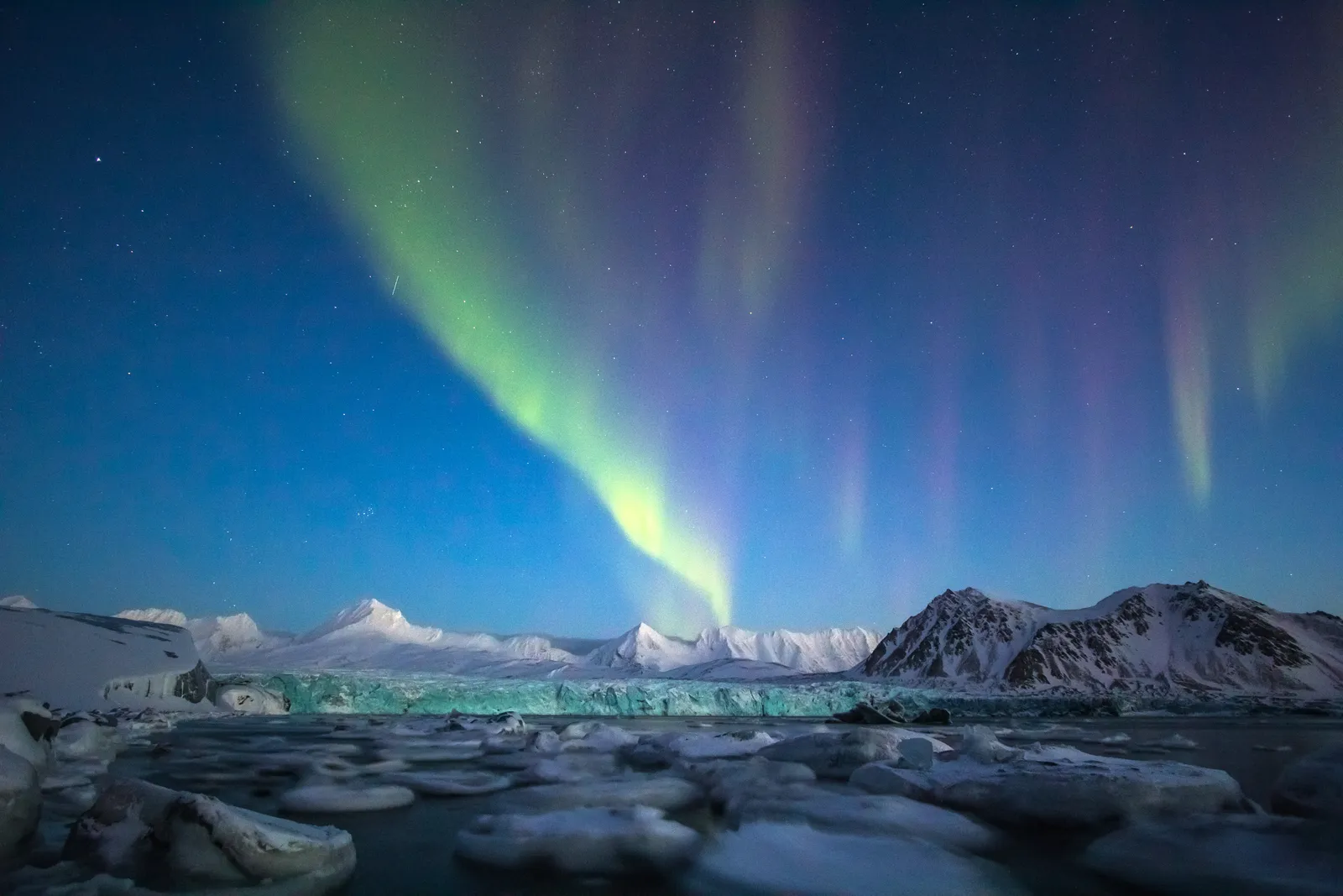 Svalbard, Na Uy Svalbard, quần đảo phía bắc ngoài khơi Na Uy, nổi tiếng với cơ hội ngắm Bắc Cực quang ngoạn mục —bầu trời tối đen cả ngày lẫn đêm từ tháng 10 đến tháng 2, do vị trí của nó nằm trong Vòng Bắc Cực. Svalbard cũng nổi tiếng vì hệ động vật hoang dã, bao gồm gấu Bắc Cực và cáo Bắc Cực sống cả ngày giữa các vịnh hẹp sâu và những tảng băng.