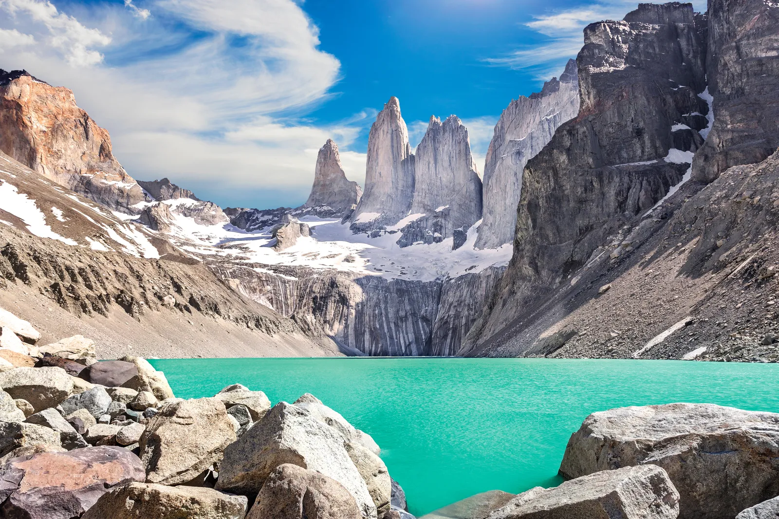 Vườn quốc gia Torres del Paine, Chilê Với những cột đá granit, hồ nước trong xanh và thảo nguyên được điểm xuyết bởi những chú guanacos đang chăn thả, Torres del Paine là một trong những địa điểm ấn tượng nhất ở toàn Nam bán cầu. Nó cũng tình cờ là một điểm đến cực kỳ phổ biến đối với những người đi bộ đường dài: Những người cực kỳ tham vọng có thể đi du lịch Full Circuit — băng qua toàn bộ công viên — trong chín ngày.