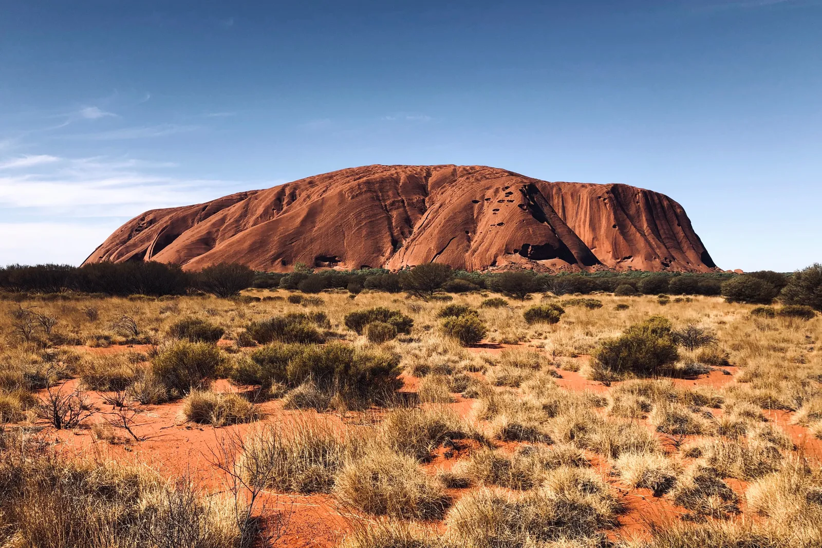 Uluru, Úc Cho dù bạn chọn cách nào để ngắm nhìn Uluru (hay Ayers Rock) 700 triệu năm tuổi — từ trên cao bằng khinh khí cầu, băng qua sa mạc trên một chiếc mô tô — việc chứng kiến ​​vẻ đẹp hùng vĩ của nó sẽ nằm trong danh sách của mọi du khách.