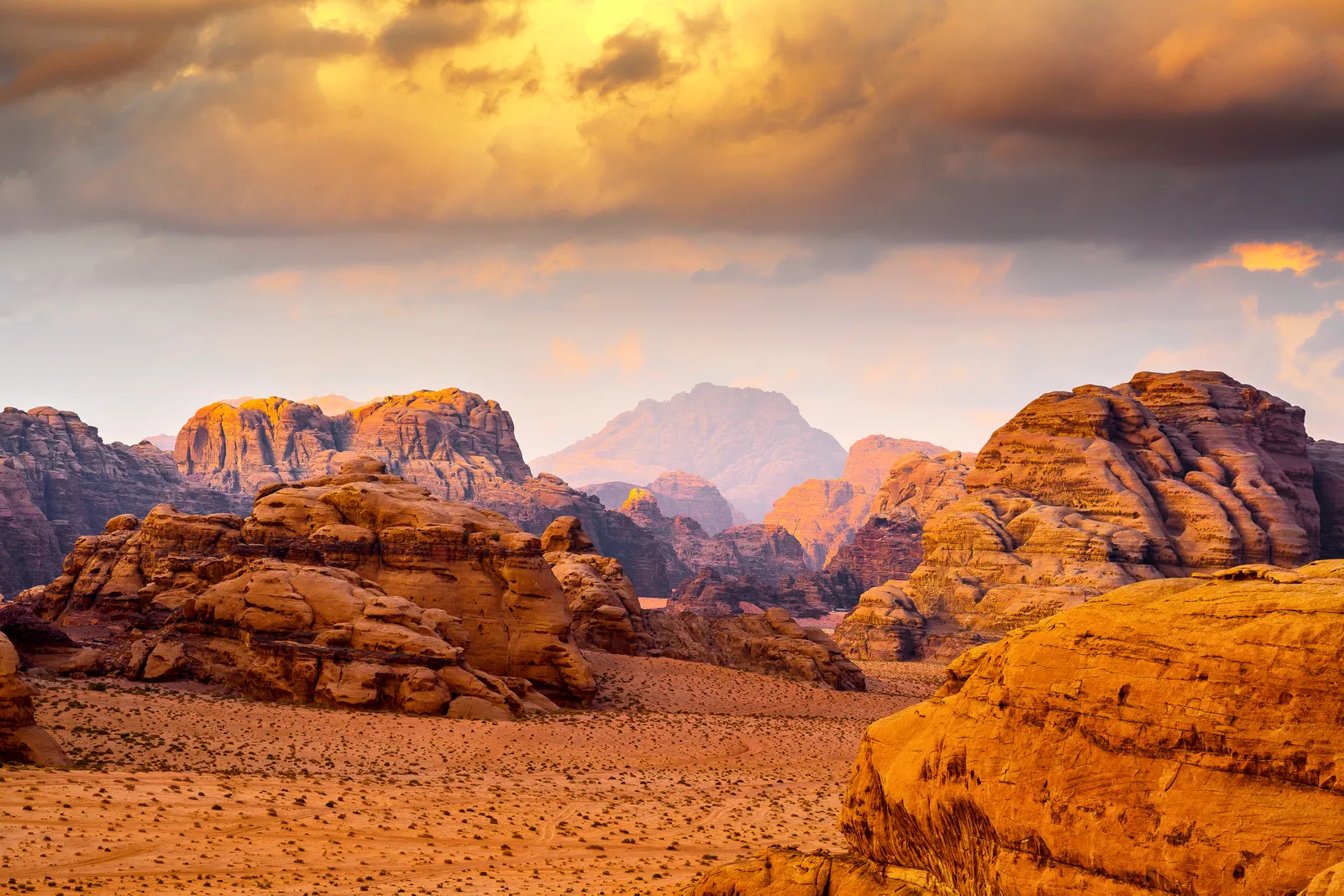 Wadi Rum, Jordan Với những vách đá, hang động, mái vòm tự nhiên và bãi cát đỏ giống sao Hỏa, không có gì lạ khi Wadi Rum được cả khách du lịch và các đạo diễn yêu thích đến vậy. ( Lawrence of Arabia, The Martian và Rogue One chỉ là một vài trong số rất nhiều bộ phim được quay ở đây.) Địa điểm này cũng tuyệt đẹp vào ban đêm, khi bầu trời biến thành một tấm chăn sao có một không hai.