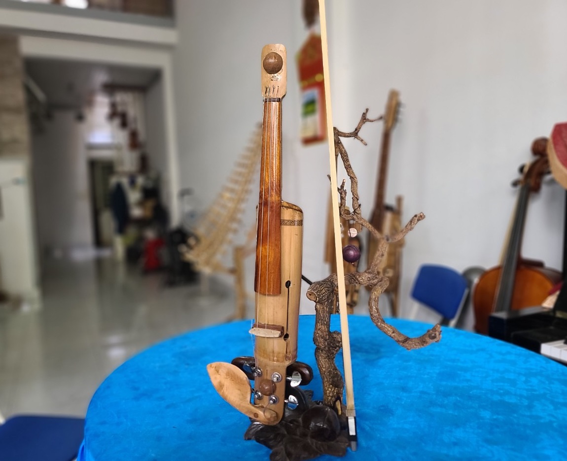 Nghệ sĩ Nguyễn Trường còn nổi tiếng với cây đàn Violon tre độc lạ làm bằng tre, nứa.