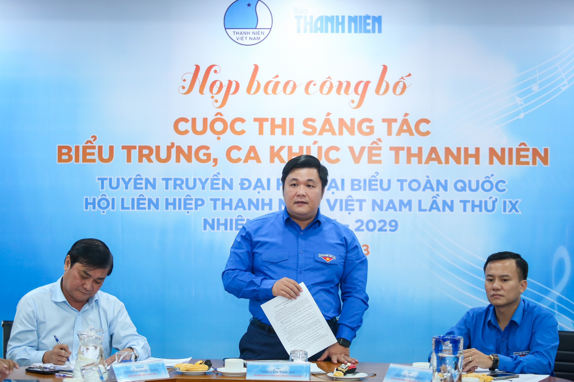 Ông Nguyễn Thái San, Trưởng Ban Tuyên giáo Trung ương Đoàn (đứng) chia sẻ trong cuộc họp báo vào chiều 2/11