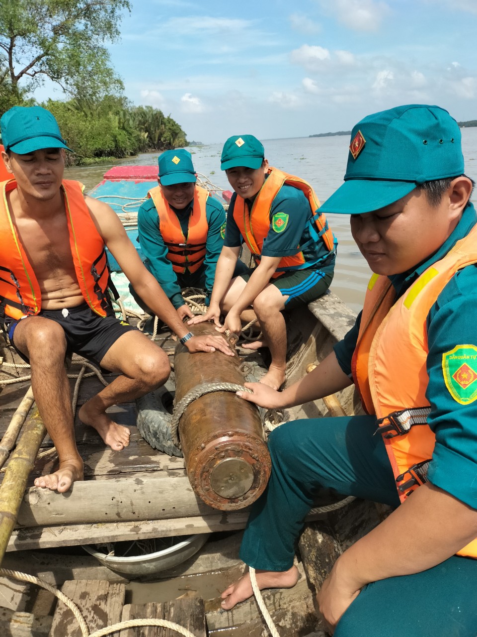 Lực lượng quân sự đưa quả bom về nơi tập kết an toàn