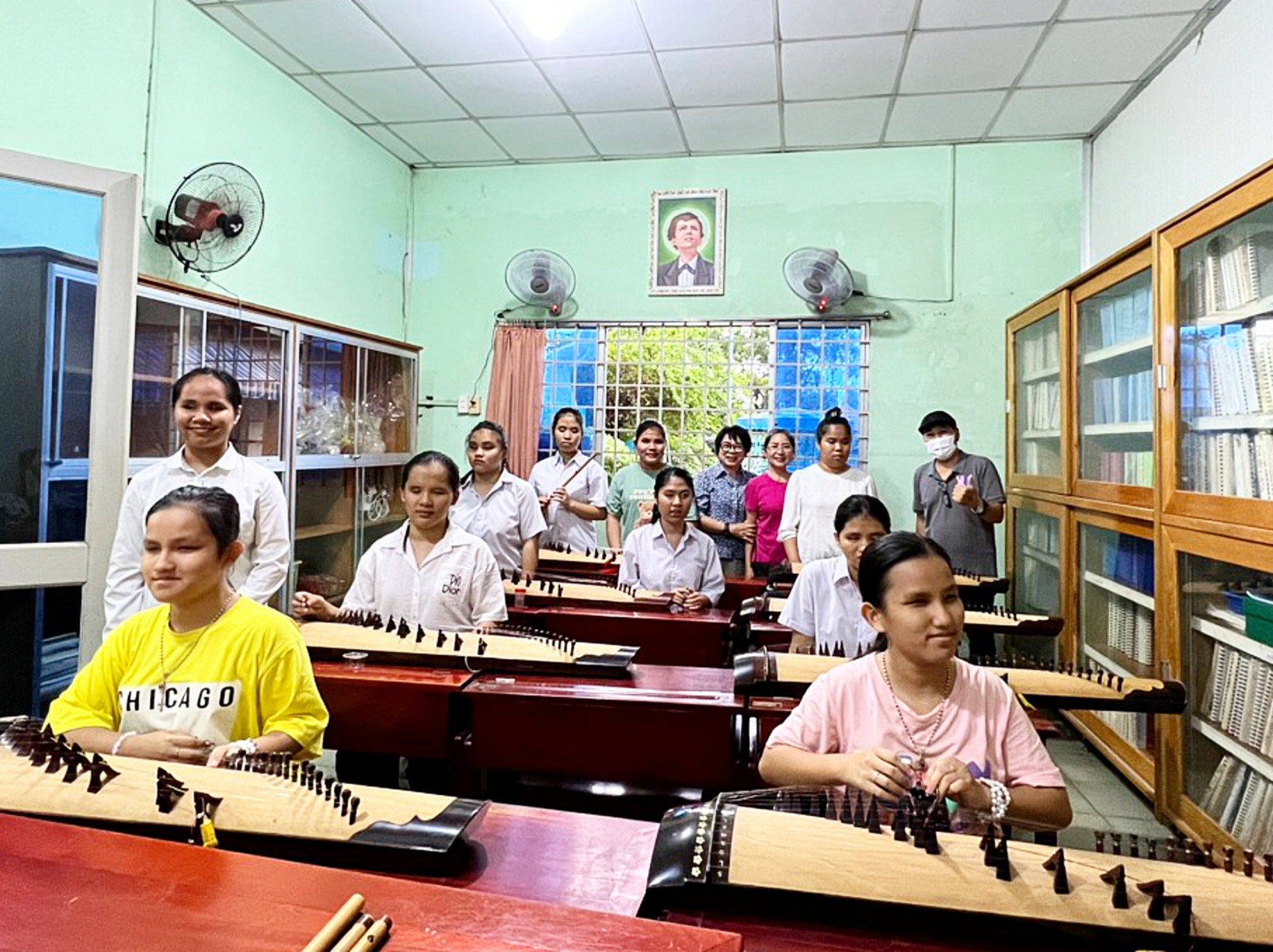 Các em khiếm thị tại trung tâm Huynh Đệ Như Nghĩa tập luyện tiết mục hòa tấu cho chương trình ca nhạc đặc biệt.