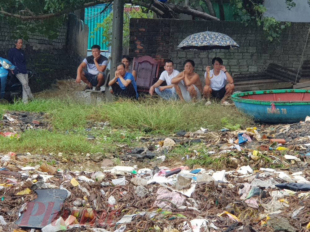 Nhiều người dân địa phương bất lực nhìn bãi rác khủng - ảnh Thanh Vạn