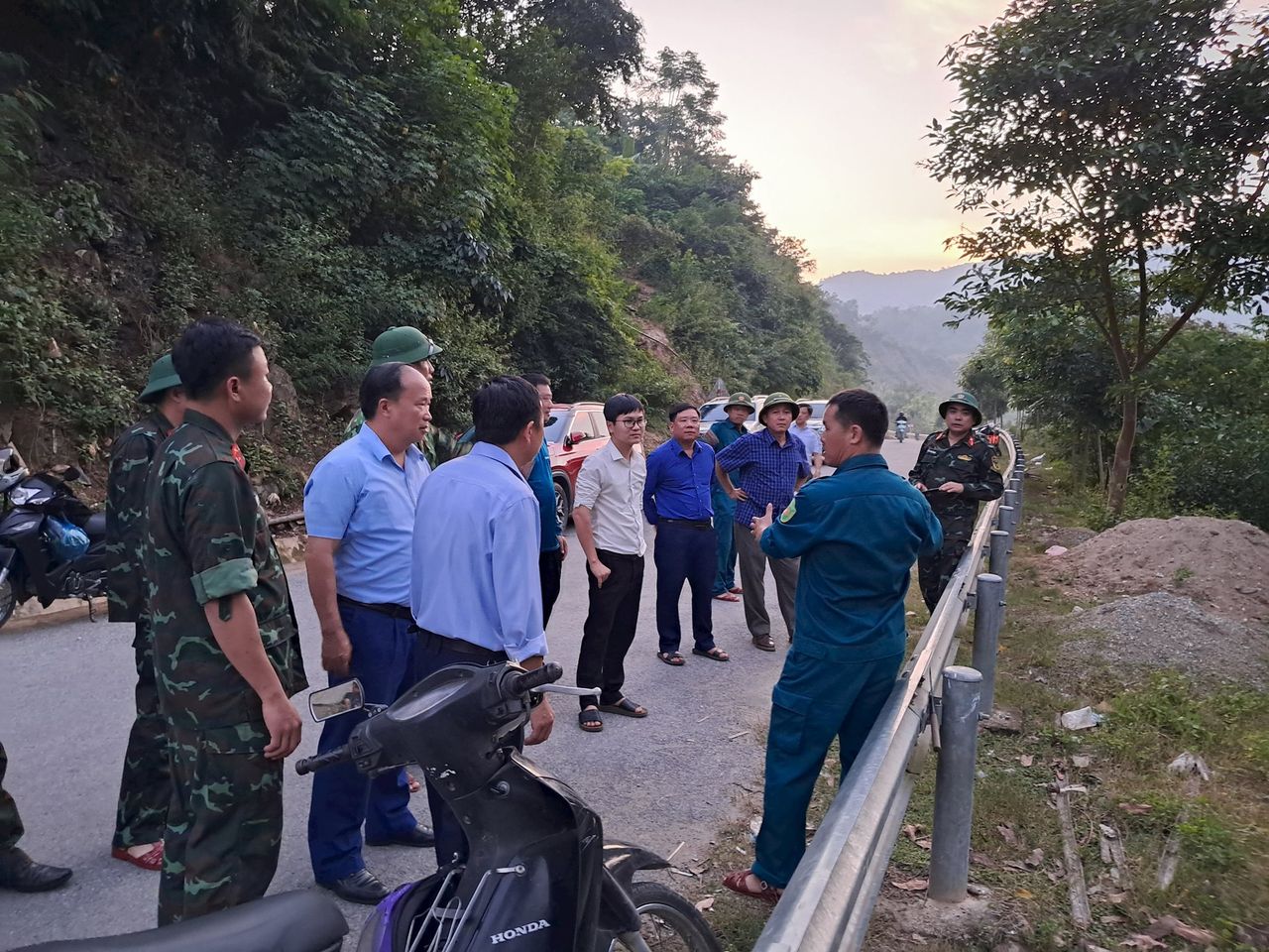 Hàng trăm người được huy động tham gia tìm kiếm chị M. - Ảnh: Khánh Trung