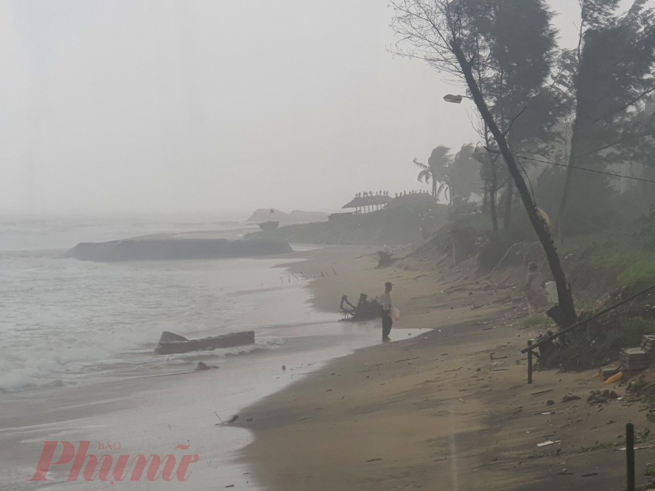 Ngoài 2 dự án trên, từ trước đến nay tỉnh Quảng Nam cũng như doanh nghiệp đã chi hàng ngàn tỉ xây dựng hệ thống kè nhằm bảo vệ bờ biển bị xâm thực theo từng đoạn.