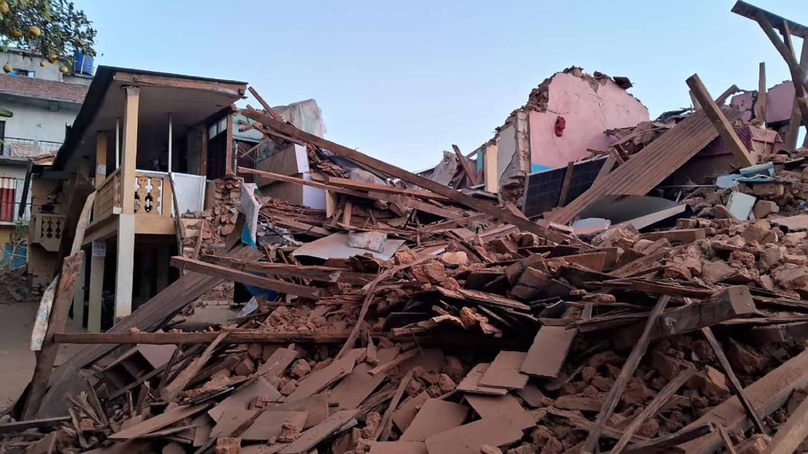 Trung tâm Địa chấn Quốc gia Nepal cho biết trận động đất có cường độ 6,4 độ richter, có tâm chấn ở Jajarkot, một huyện đồi núi có dân số khoảng 190.000 người và nhiều ngôi làng nằm rải rác trên những ngọn đồi hẻo lánh. Hiện dù rất cố gắng nhưng các lực lượng cứu hộ vẫn chưa thể tiếp cận khu vực.