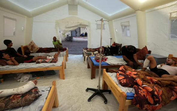 Những người Palestine bị thương nằm nghỉ trong căn lều dựng bên ngoài bệnh viện ở khu vực Deir el-Balah thuộc miền trung Dải Gaza vào ngày 16 tháng 10 [Ảnh Adel Hana/AP]