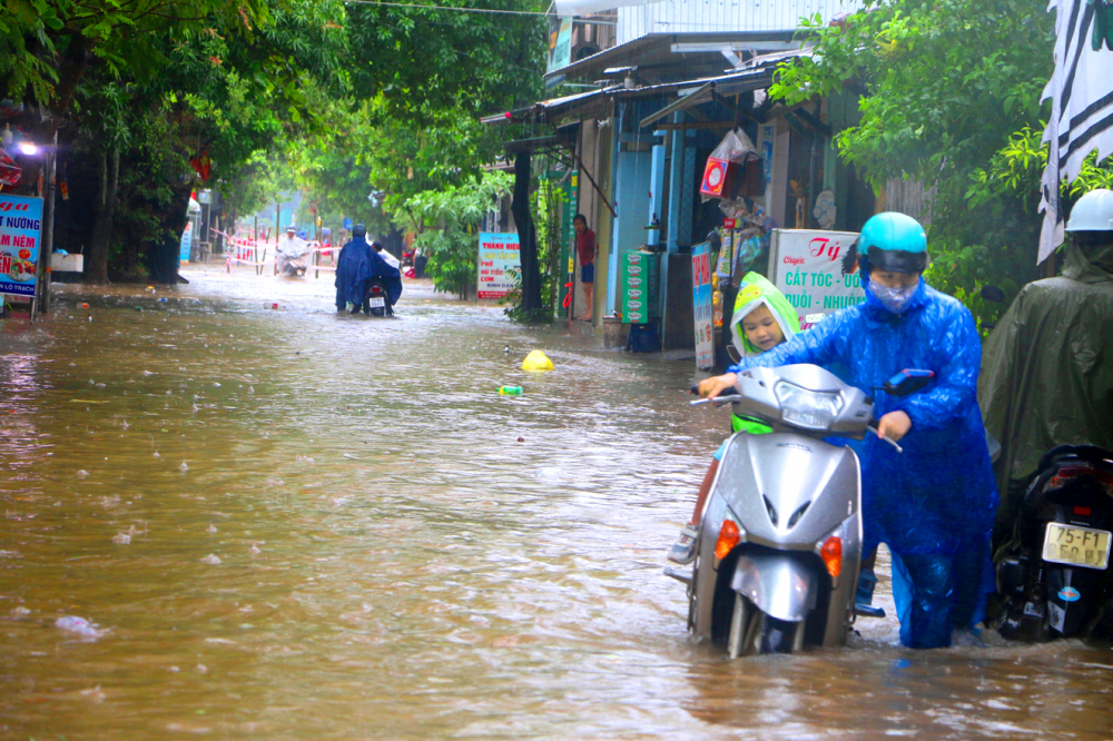 Đường Nguyễn Lộ Trạch, TP Huế thi công trúng mùa mưa lũ, ngập nước khiến người dân khổ sở