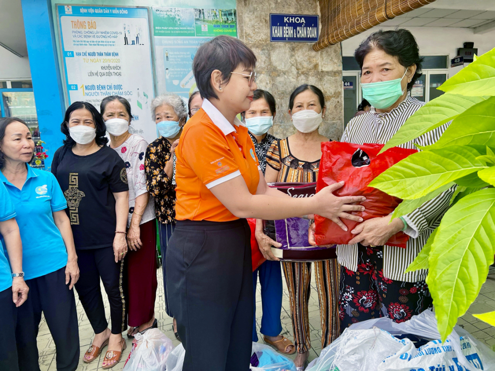 Chị Phương Quyên (hàng trước, bên trái) tặng quần áo cho nữ bệnh nhân ở Bệnh viện Quân dân y Miền Đông (TP Thủ Đức)