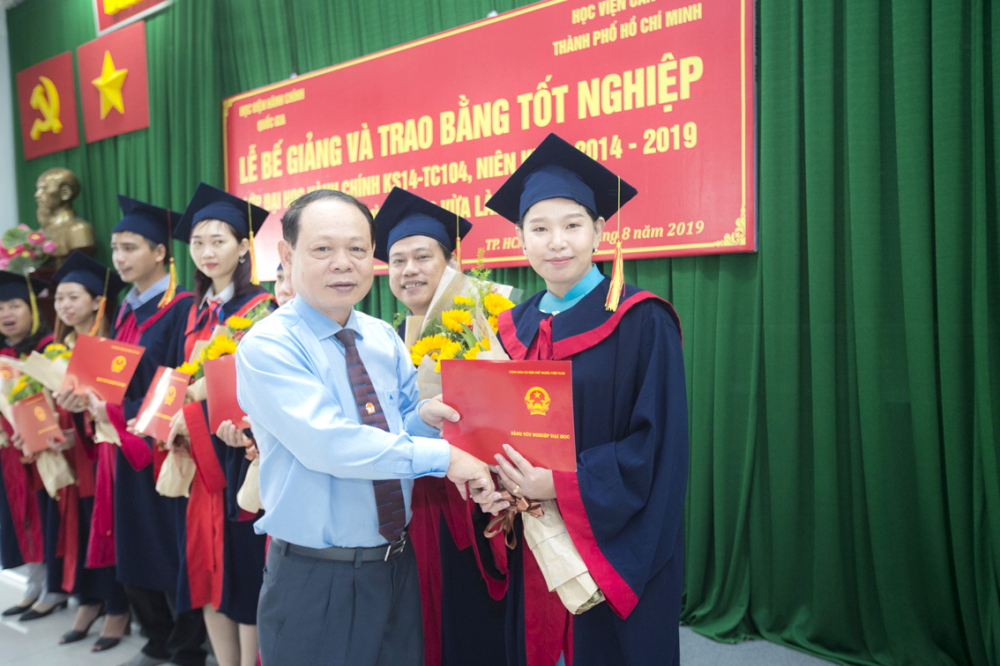 Chị Phương Quyên (phải) hạnh phúc trong ngày nhận bằng tốt nghiệp tại Học viện Cán bộ TPHCM 