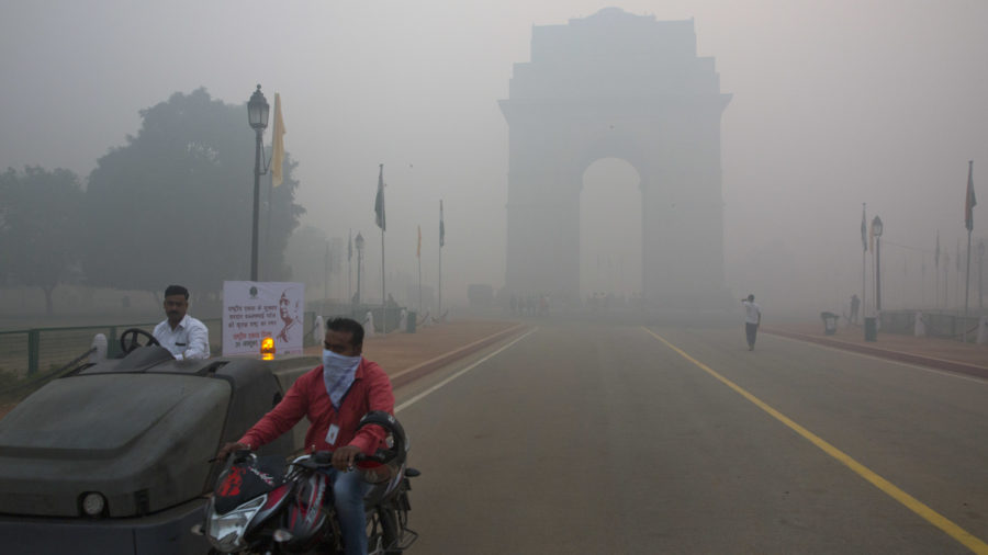 Chất lượng không khí ở New Delhi đang xấu đi ở mức nghiêm trọng - Ảnh: Manish Swarup/AP