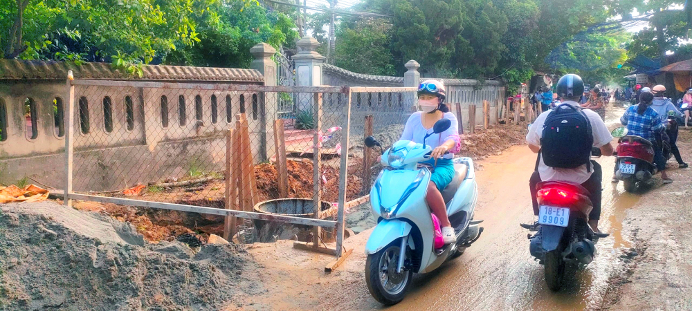 Trên đường Nguyễn Lộ Trạch, TP Huế - nơi đang thi công gói thầu thuộc dự án Cải thiện môi trường nước TP Huế,  các “bẫy” nguy hiểm luôn chực chờ người đi đường