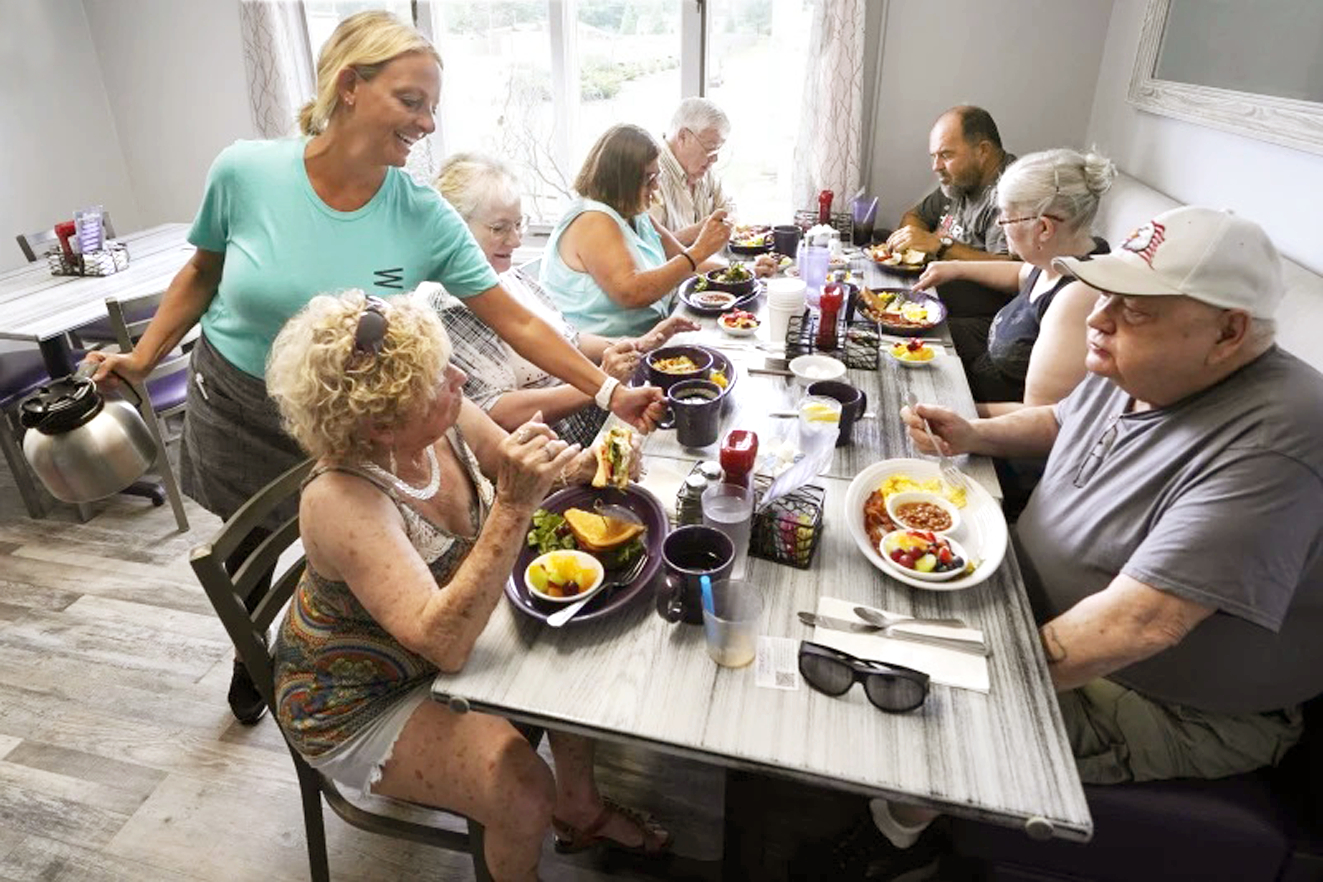 Nhũng người cao tuổi dùng bữa sáng trong chương trình Bữa ăn trên bánh xe Mỹ, tại White Birch Cafe, bang New Hampshire - Nguồn ảnh: AP