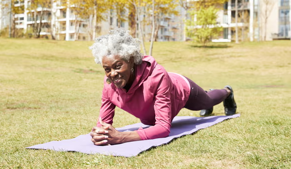 Năng động hơn là một trong 8 biện pháp sức khỏe có thể làm chậm quá trình lão hóa. Ảnh: Westend61/Getty Images