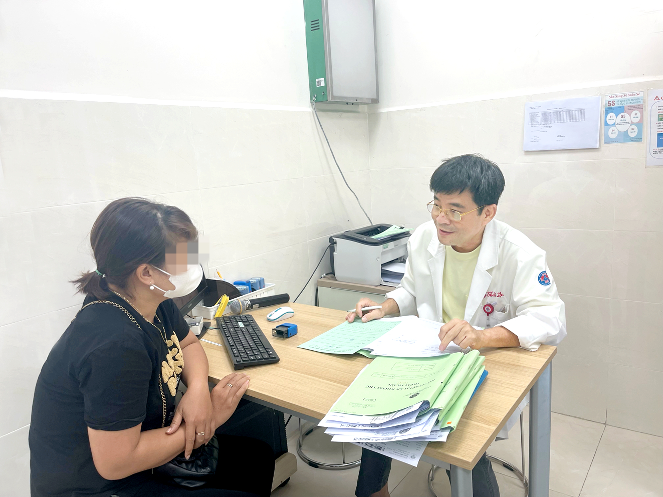 Bác sĩ chuyên khoa 2 Lý Thái Lộc đang tư vấn cho một trường hợp hiếm muộn tại Bệnh viện Hùng Vương