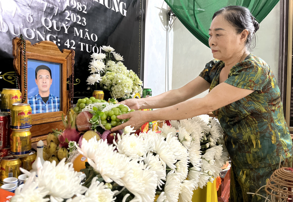 Bà Tâm bên bàn thờ của con là anh Lê Văn Hùng, mới qua đời tháng 7/2023