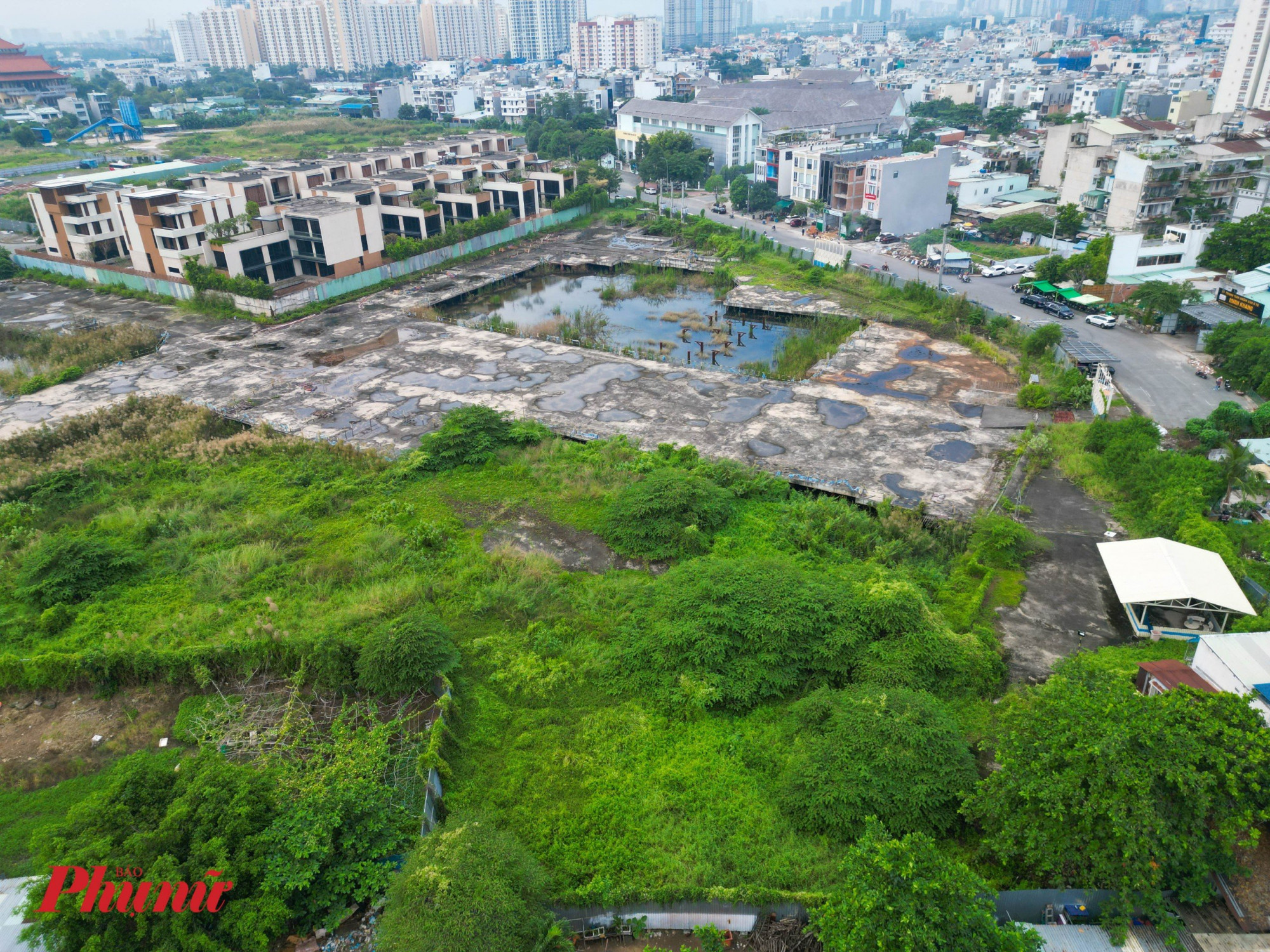 Dọc các tuyến đường trong khu đô thị An Phú - An Khánh, nhiều khu đất dự án rộng hàng ngàn mét vuông bỏ trống nhiều năm nay nhưng chưa thấy triển khai.