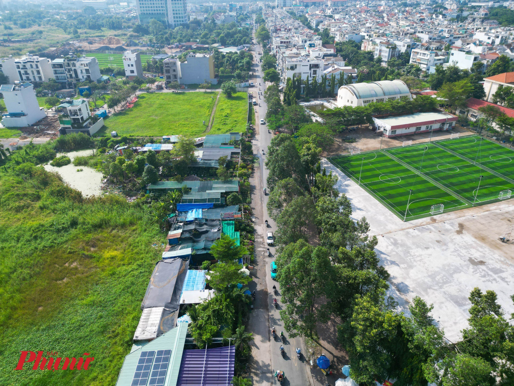 Theo quy hoạch, đường Nguyễn Hoàng rộng 37,5m chia giữa hai khu đô thị An Phú - An Khánh và khu đô thị An Phú. Trong đó, bề rộng 17,5m thuộc trách nhiệm đầu tư của Công ty cổ phần Phát triển và Kinh doanh nhà và 20m còn lại do chủ đầu tư dự án khu đô thị phát triển An Phú ( Công ty cổ phần địa ốc Thủ Thiêmchịu trách nhiệm nhưng đến nay tuyến đường này vẫn chưa hoàn thiện khiến người dân đi lại khó khăn.