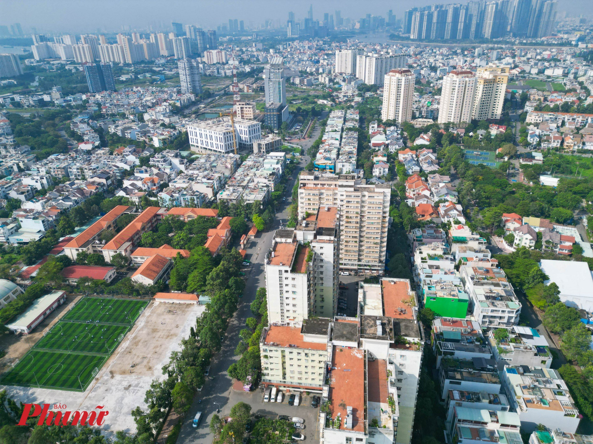 Nghịch lý này khiến cho toàn bộ hạ tầng hai khu đô thị không được duy tu bảo dưỡng, không thể đấu nối theo quy hoạch giao thông là do là chủ đầu tư đang giữ quyền kiểm soát hạ tầng khu đô thị An Phú - An Khánh là Công ty cổ phần Phát triển và kinh doanh nhà. Còn khu đô thị An Phú do Công ty cổ phần địa ốc Thủ Thiêm nắm quyền.