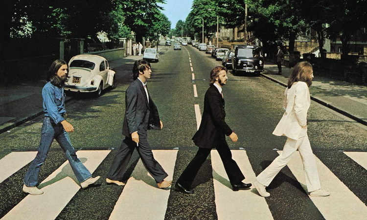 The Beatles là ban nhạc nổi tiếng hàng đầu thế giới gồm 4 thành viên: John Lennon, 