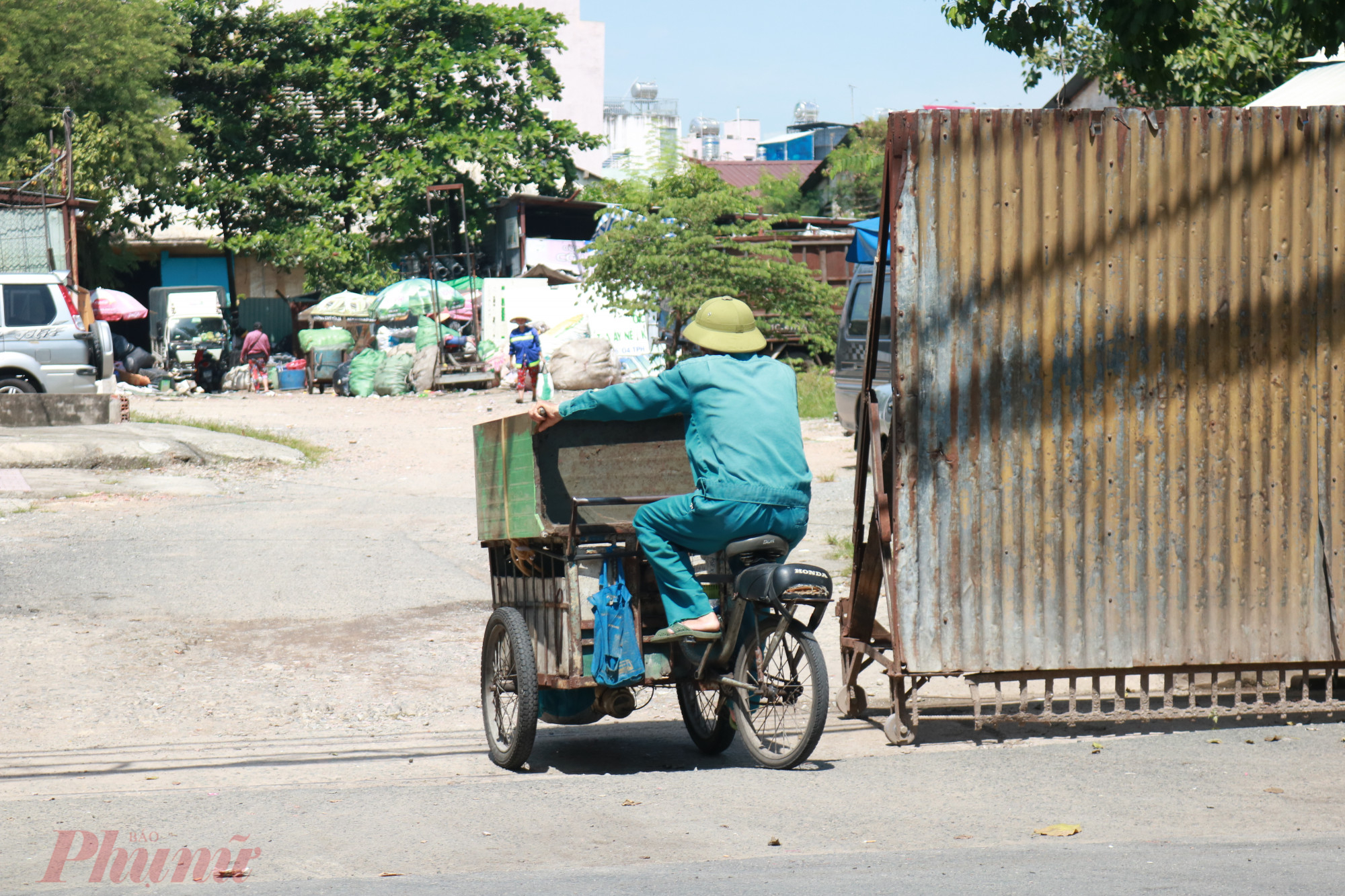 Không chỉ có các xe chở rác chuyên dụng, xe lôi, xe ba gác thu gom rác thải