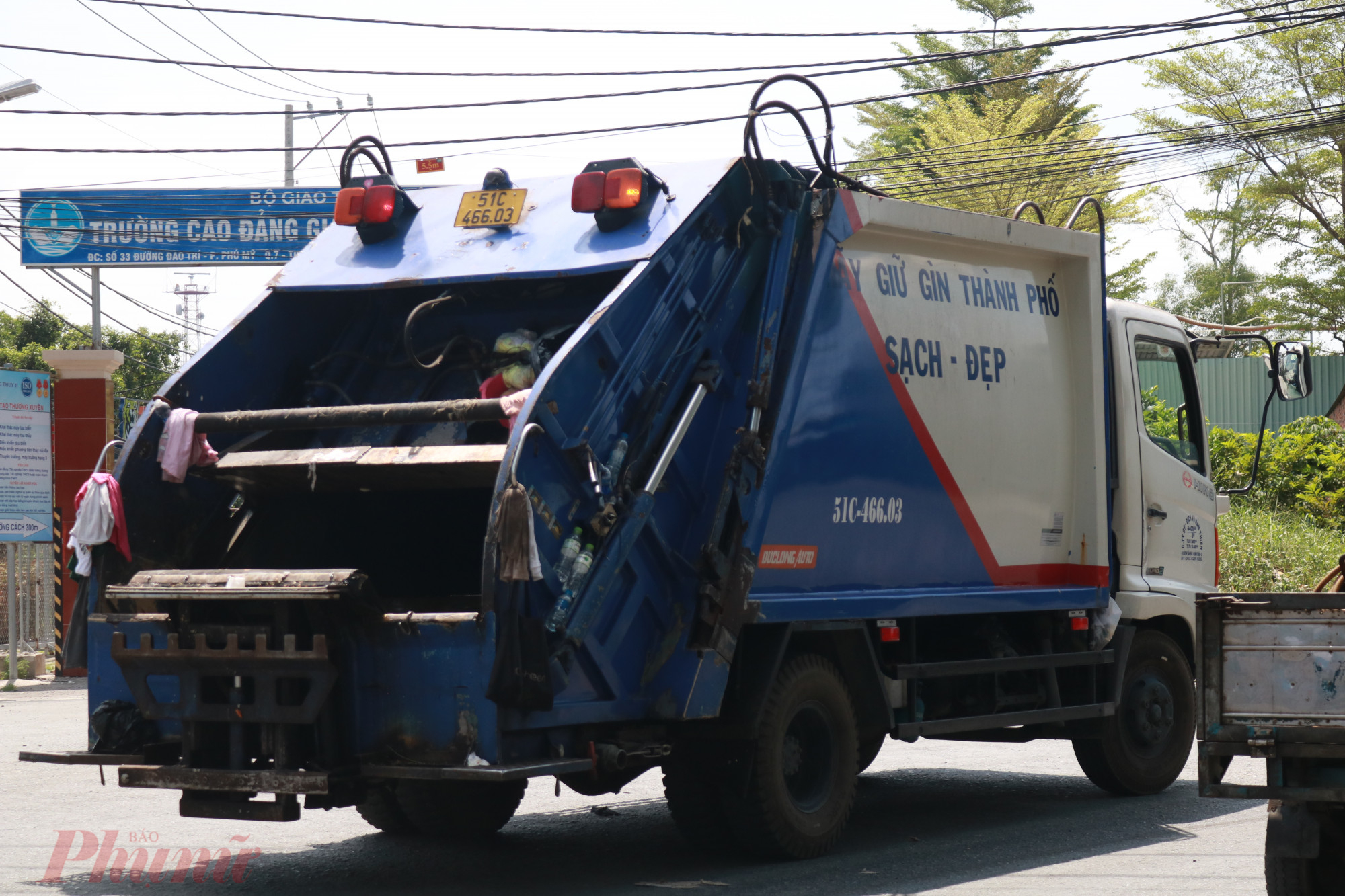  Tại trạm tập kết rác trên đường Đào Trí (quận 7), tuy được xây dựng với hàng rào và cửa sắt kín đáo nhưng vẫn không tránh khỏi gây ô nhiễm cho đoạn đường dẫn đến khu tập kết này. Các xe chứa rác này thường có tình trạng làm rơi chất thải, rỉ nước xuống mặt đường.  