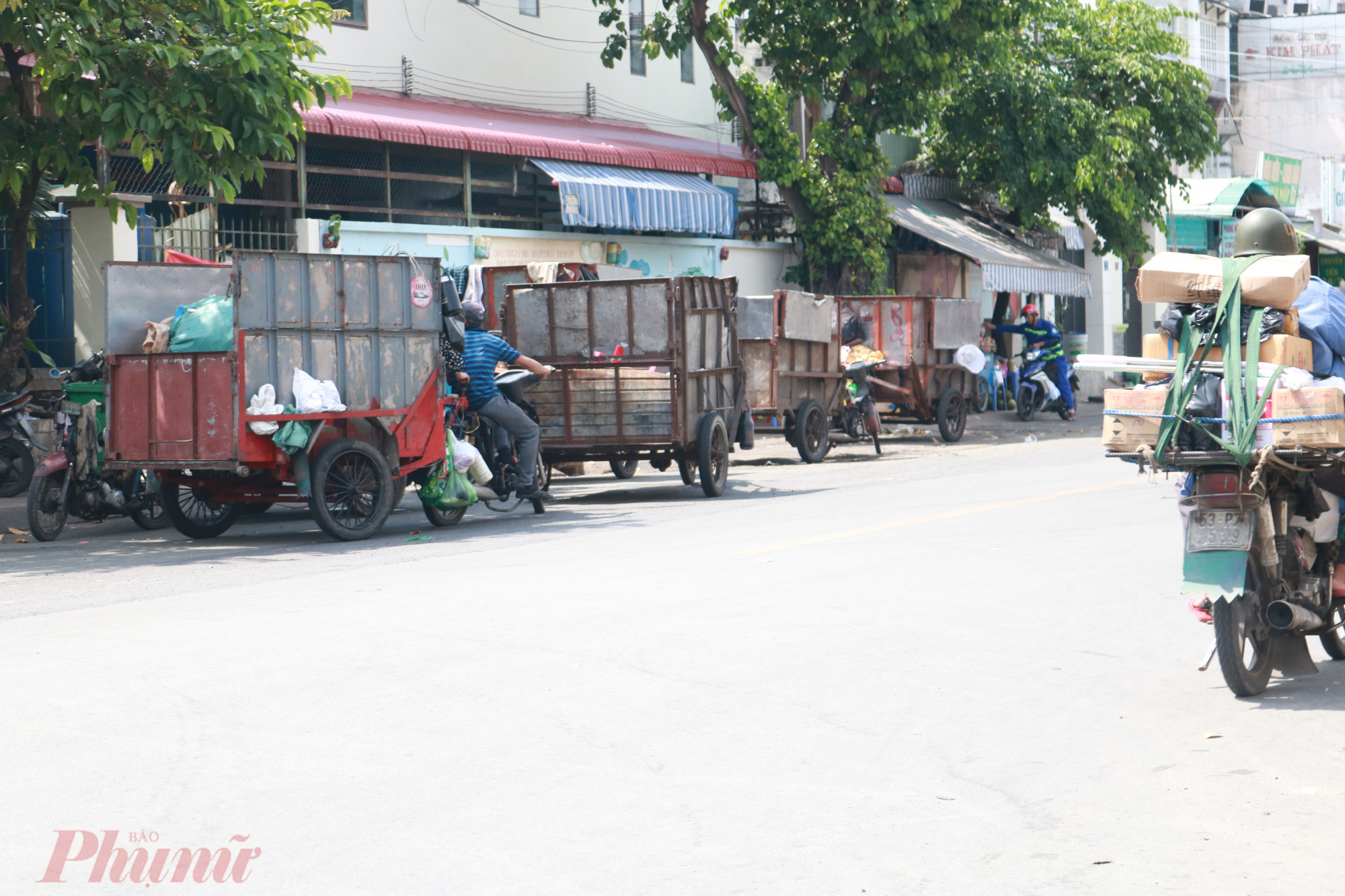 Các xe ba gác, xe lôi vận chuyển rác tập trung t