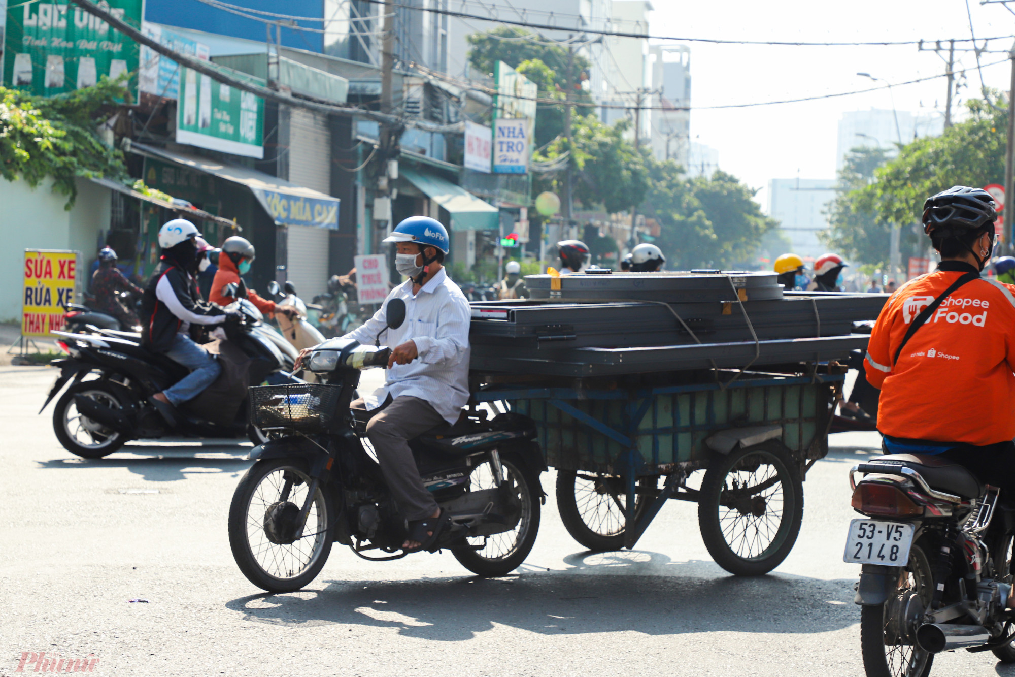 Một chiếc xe tự chế chở cồng kềnh  vượt đèn đỏ trên đường Đinh Bộ Lĩnh, quận Bình Thạnh.