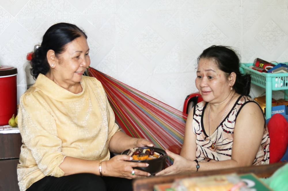 Dì Thạch Mỹ Hòa (trái) luôn quan tâm, hỗ trợ nhiều phụ nữ khó khăn ở địa phương,  trong đó có gia đình chị Trần Lê Hà (phải)