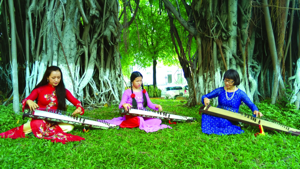 Cả gia đình 3 thế hệ gắn bó với đàn tranh: Nhà giáo ưu tú Phạm Thúy Hoan (bìa phải), Nghệ sĩ ưu tú Hải Phượng (bìa trái) và nghệ sĩ trẻ Hải Minh