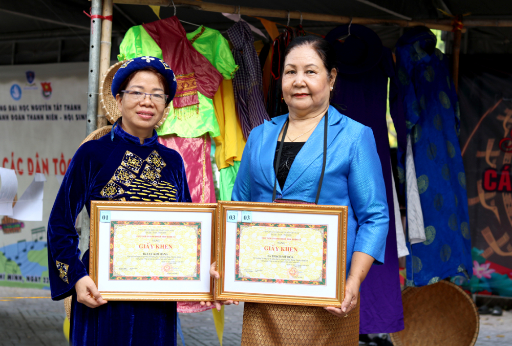 Chị Lục Kim Hằng (trái) và dì Thạch Mỹ Hòa là 2 gương “Phụ nữ dân tộc thiểu số tiêu biểu” được UBND quận 12 tuyên dương