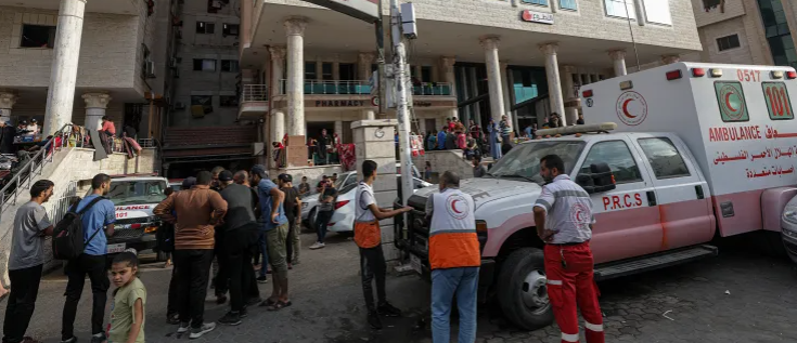 Những người Palestine rời bỏ nhà cửa tập trung tại Bệnh viện Al-Quds sau các cuộc không kích của Israel vào khu Tal al-Hawa của Thành phố Gaza vào ngày 31 tháng 10 năm 2023 [Mohammed Sabre/EPA-EFE]