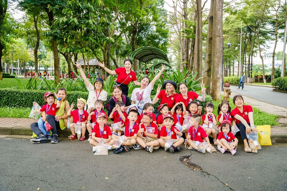 Khối mầm non cơ sở Phú Lâm sau hoạt động “truy tìm màu xanh” tại công viên Bình Phú - Ảnh: Royal School