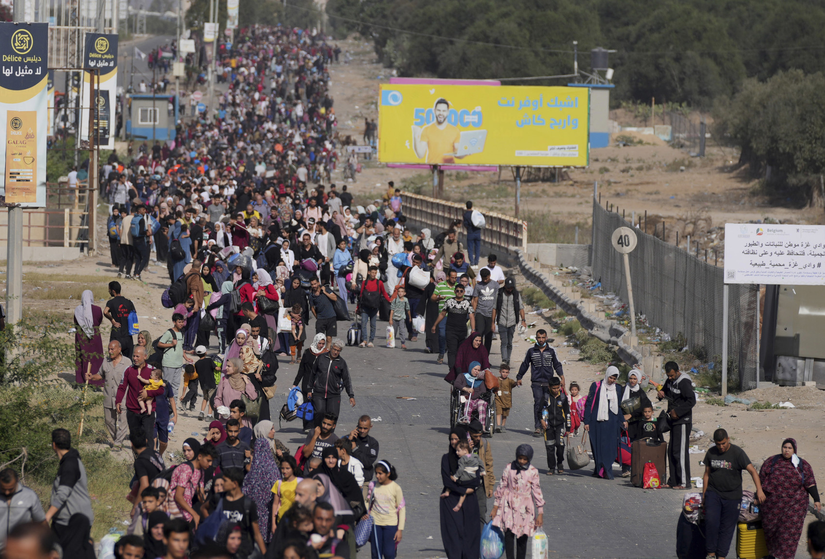 Người Palestine chạy trốn đến phía nam Dải Gaza dọc theo phố Salah al-Din ở Bureij.