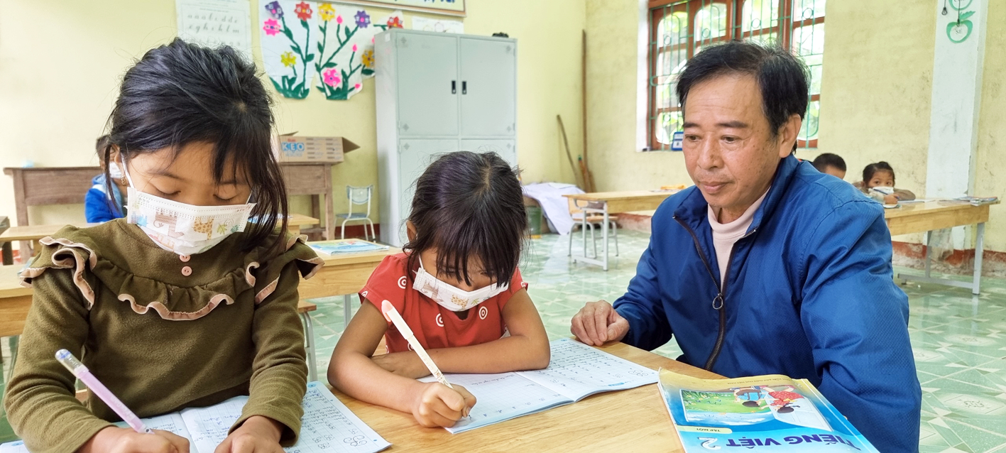 Ngày ngày, thầy giáo Lê Viết Minh vẫn say sưa dạy học cho học sinh đồng bào Mã Liềng - Ảnh do nhân vật cung cấp