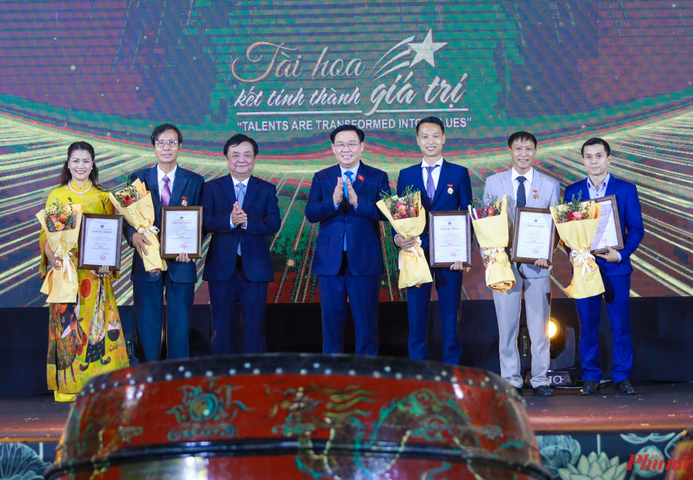 Tại lễ khai mạc Festival bảo tồn và phát triển làng nghề Việt Nam năm 2023, Ban tổ chức Hội thi sản phẩm thủ công mỹ nghệ Việt Nam năm 2023 cũng đã vinh danh 45 tác phẩm đạt giải. Đây là những tác phẩm xuất sắc được tuyển lựa trong số hơn 400 tác phẩm gửi dự thi của các nghệ nhân, thợ giỏi trên cả nước.